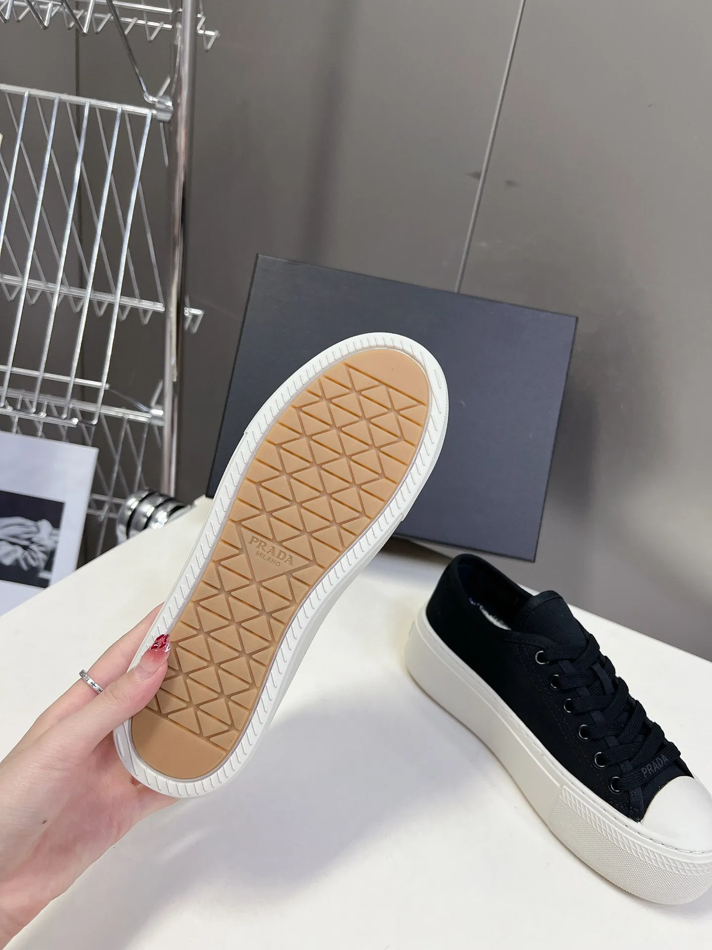 💕💕Factory direct selling price p480💕💕 Prada canvas shoes, the latest black technology in technical canvas. After a few years, Prada has brought us beautiful biscuit shoes. A must-have item that fashionistas must not miss. There are no complicated decorations, and the texture is very vintage. The purity and minimalism are neat and poetic. The latest canvas adds a casual touch.  Upper: Original technical canvas Short foot pad: Sheepskin Outsole: Eva ultra-light foam Outsole height 4CM Size: #35-41 (40 customizations are not returnable)